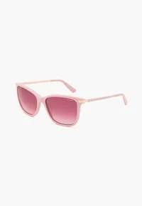 Guess GU00322 72T butterfly sunglasses with a pink frame, rose-gold temples and gradient pink-bordeaux lenses, front three-quarter view