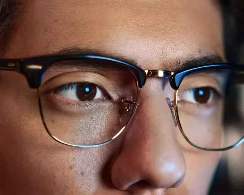 Essilor Eyezen Start Eyecode Clear or Blue UV Capture Lenses, close-up of a wearer's eyes behind clear Essilor lenses