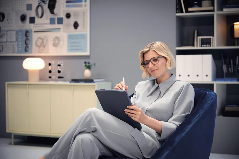 Essilor Varilux Immersia Mid / Room Lenses, Essilor Varilux Immersia photo of a woman in glasses working on a tablet indoors