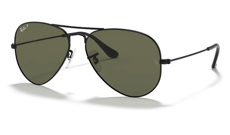 Ray-Ban RB3025 Aviator 002/58 black frame with polarized G-15 green lenses, three-quarter view